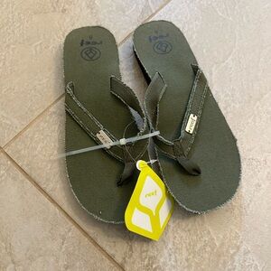 Women’s NEW Reef olive green Flip Flops